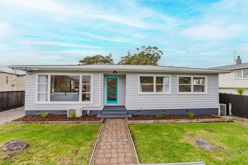 Paraparaumu Beach 4 Bedroom From Drab to Fab!