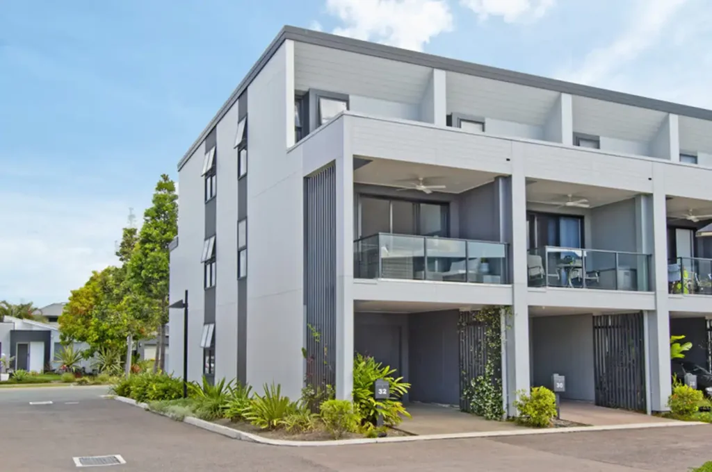 TRI-LEVEL TOWNHOUSE IN COVA ESTATE