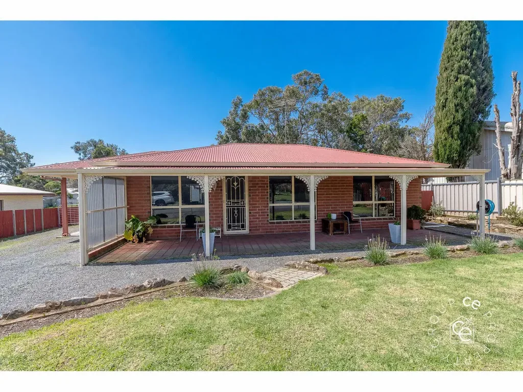 Mount Pleasant 2房  Delightful home on large block overlooking rural countryside.