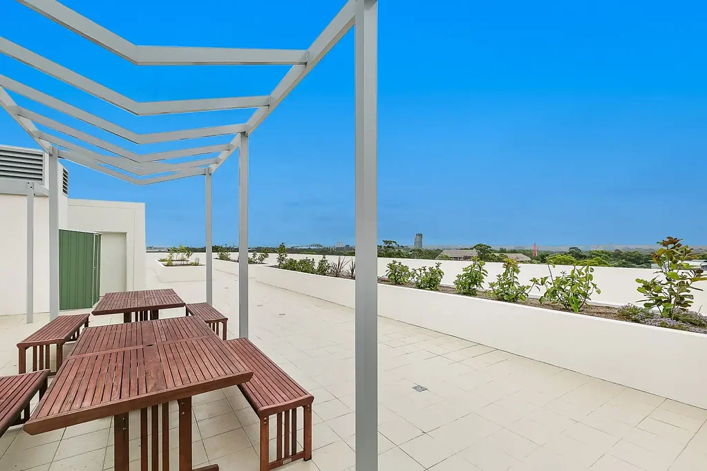 Perfectly positioned apartment within walking distance to shopping village and train station