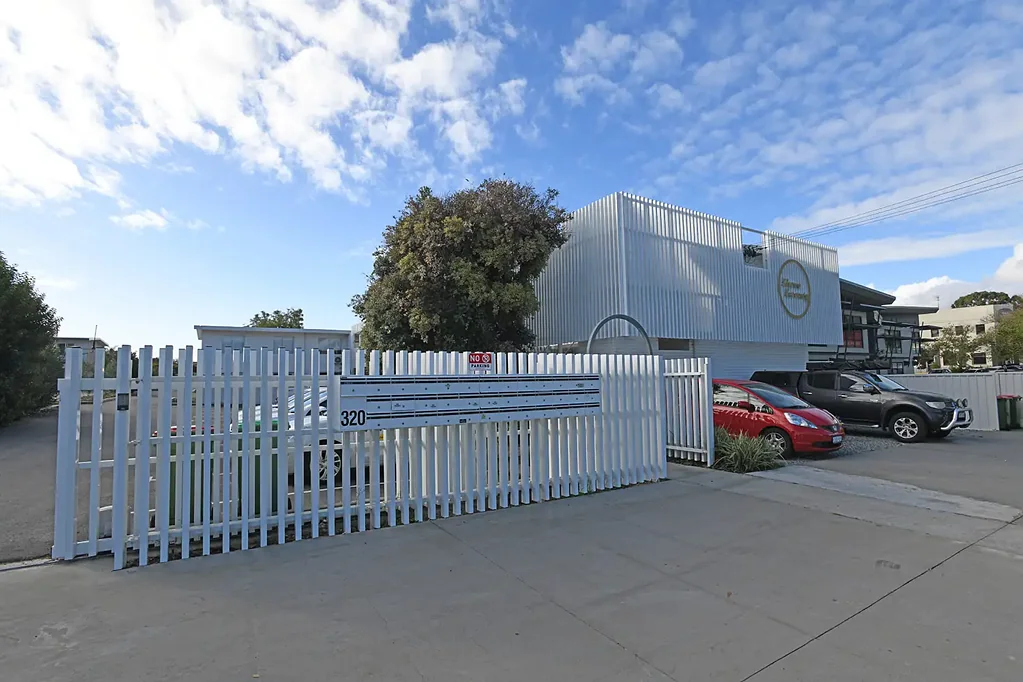IDEALLY LOCATED MODERN FULLY RENOVATED FURNISHED UNIT