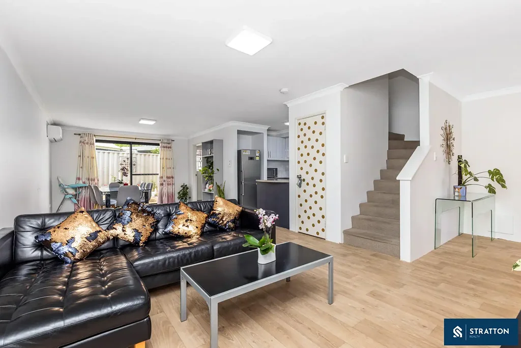 Langford 3Zimmer Stylish 3-Bedroom, 2-Bathroom Townhouse with Convenient Features and Prime Location!!