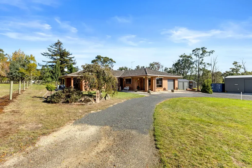 Yinnar 3房  Lifestyle Acreage with Exceptional Infrastructure & Security