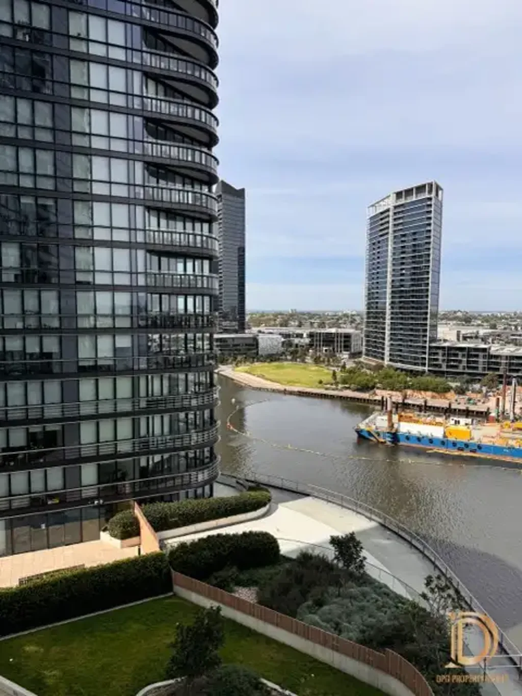 Docklands 2 Bedroom Stunning Waterfront Apartment with Spectacular Views
