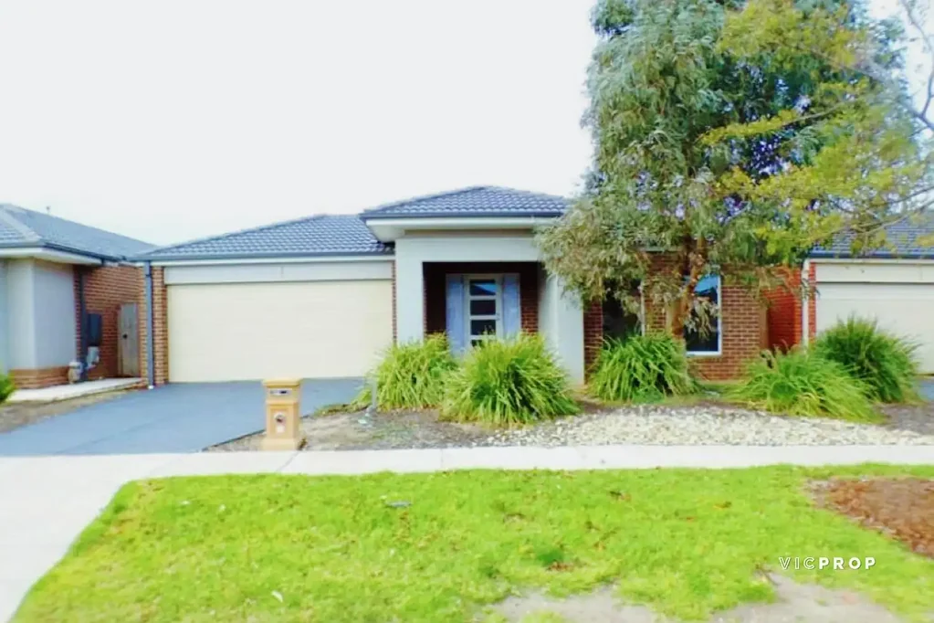 Modern Family Living in Prime Saltwater Coast Location!