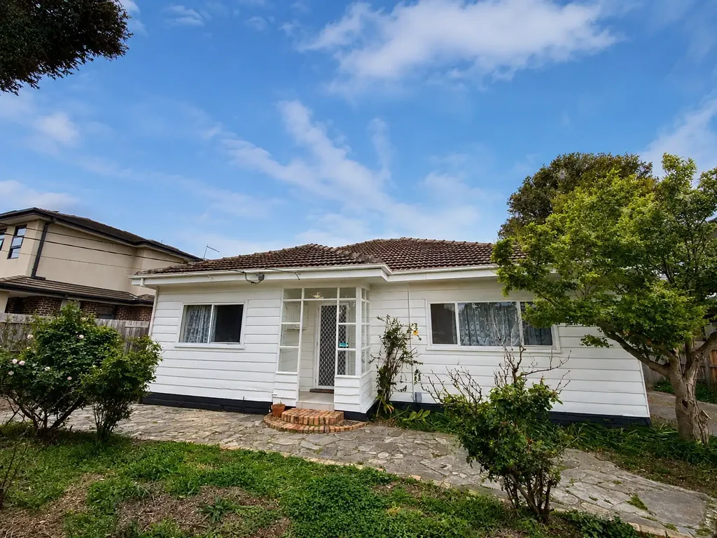 Spacious & Convenient Family Home Near Monash University