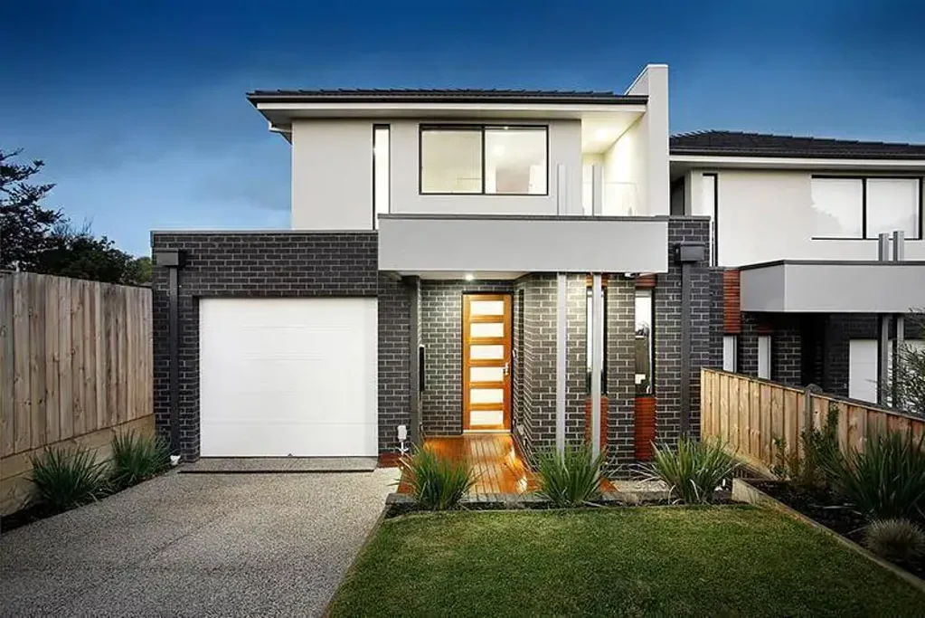 Moonee Ponds 4房 装修精良双层 四卧三卫大宅 高天花板 开放式厨房 书房 双起居区 车库 储物丰富 低维护景观 优越学区位置 Striking Family Home Delivering Every Advantage