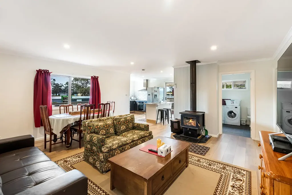 Sloping Main 4chambre Currently set up as an Airbnb "Ready to move straight in and go fishing or swimming at the beach"