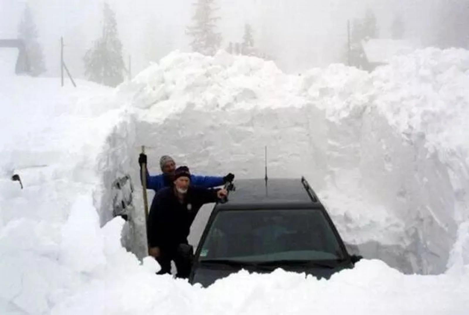 笑喷!UBC学子群体裸奔大爷大妈激情热舞一场大雪让温村全体疯狂!