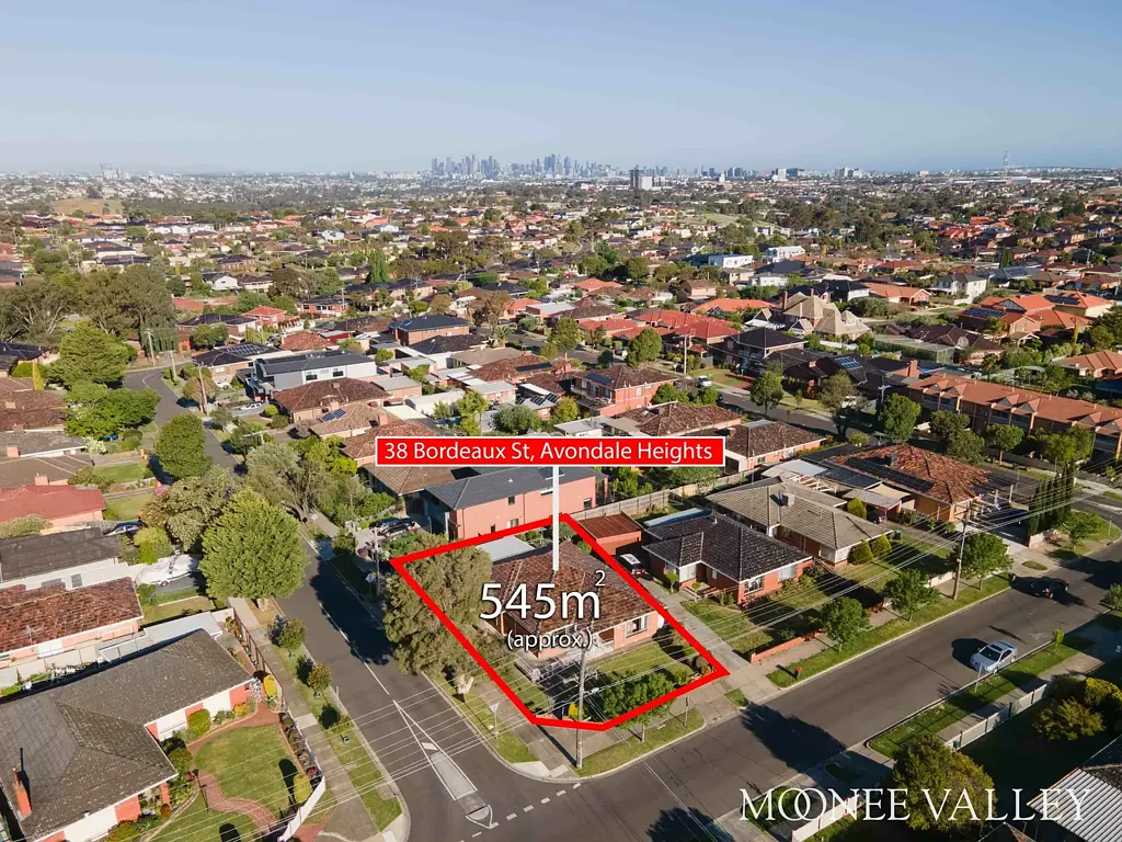Avondale Heights 3ਬੈੱਡਰੂਮ EXPLORE ALL OPTIONS ON THIS OUTSTANDING CORNER!