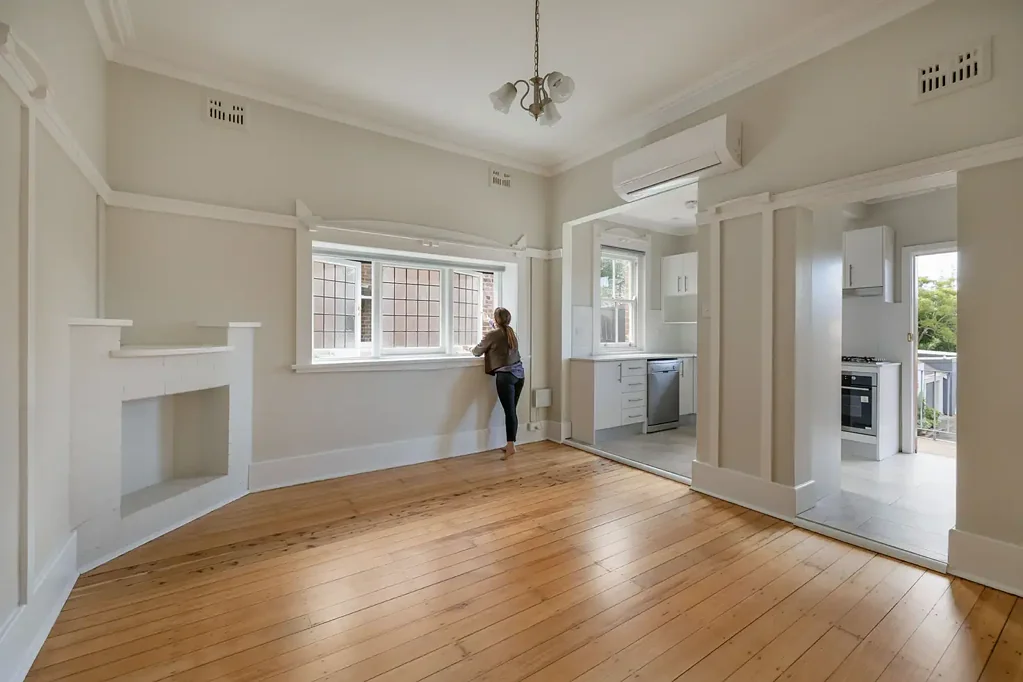 Renovated top-floor residence / newly refurbished building