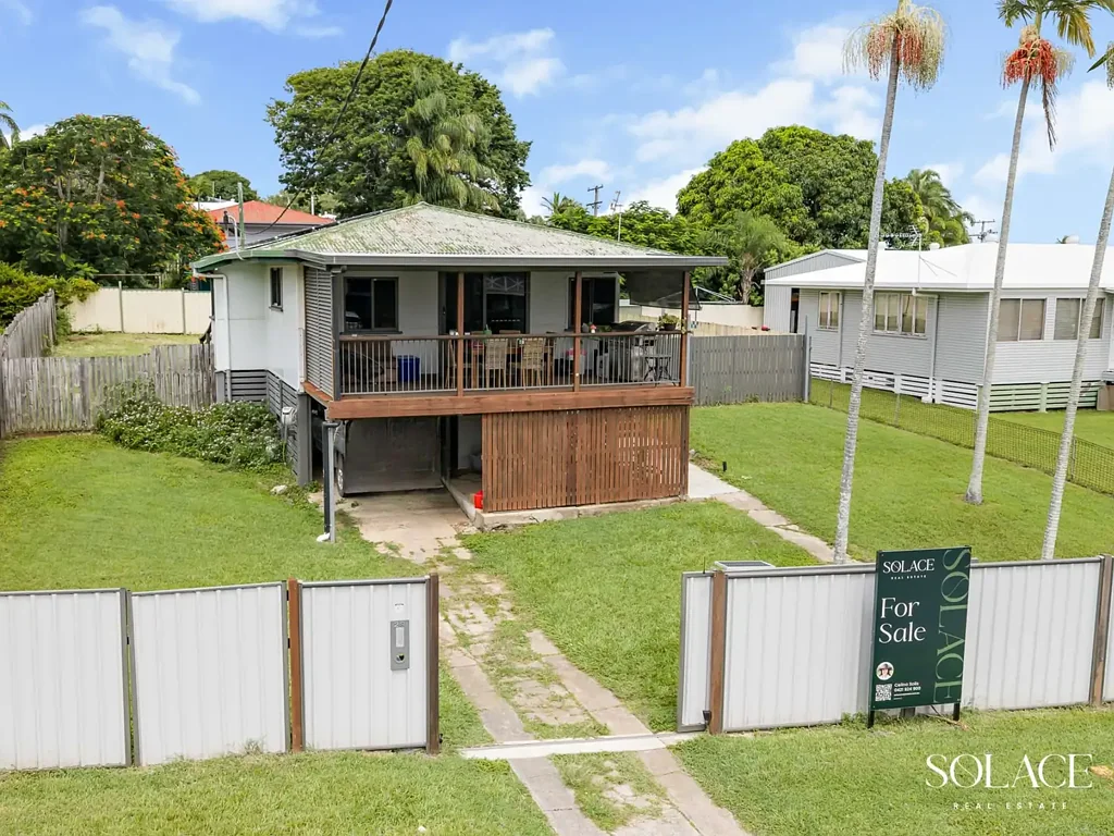 West Gladstone 3બેડરૂમ Elevated Living with Spacious Deck, Side Access & great yard space.