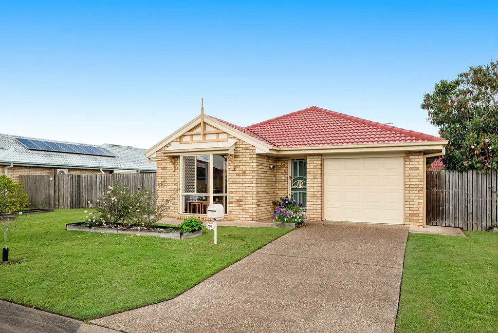 Carina 3ห้องนอน Immaculately Presented Brick Home with 18.8m frontage in sought after location