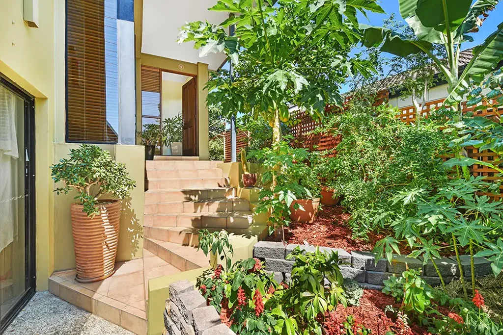 2/20 Harley Street, Labrador, QLD 4215