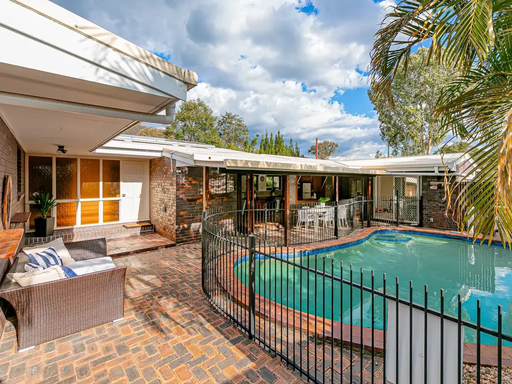 Stafford Heights 4房 低层生活，拥有独具匠心的平面布局！ LOW-SET LIVING WITH A FLOORPLAN THAT STANDS APART!