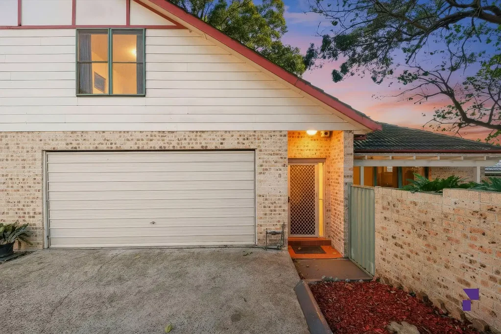 Bankstown 3 Slaapkamer North-facing three-bedroom townhouse reveals a private garden setting