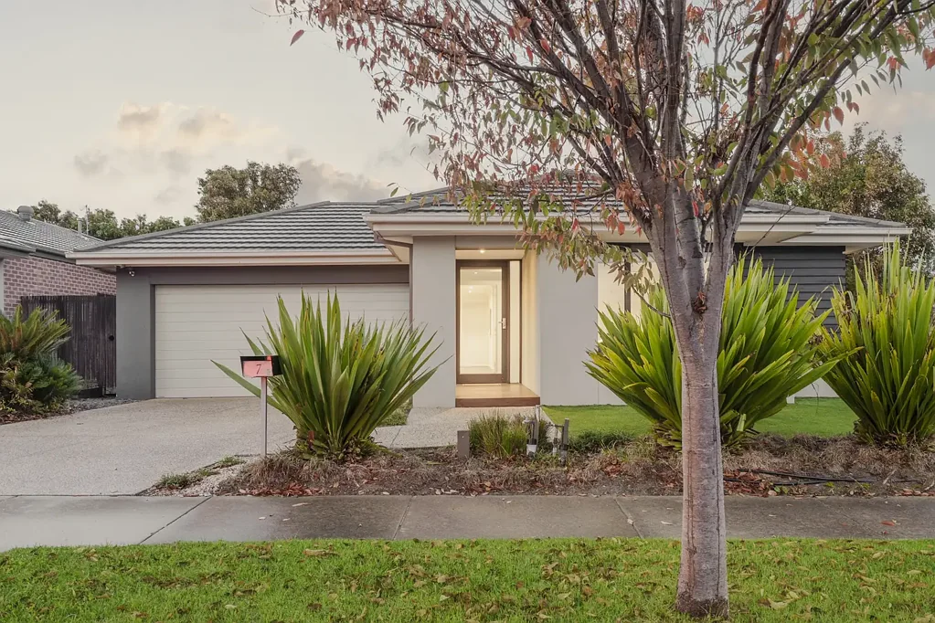 Armstrong Creek 4房  Spacious Family Living in Prime Warralily Coast
