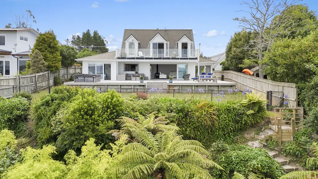 Ngongotaha 4ਬੈੱਡਰੂਮ Lakeside Luxury with Lakefront Views