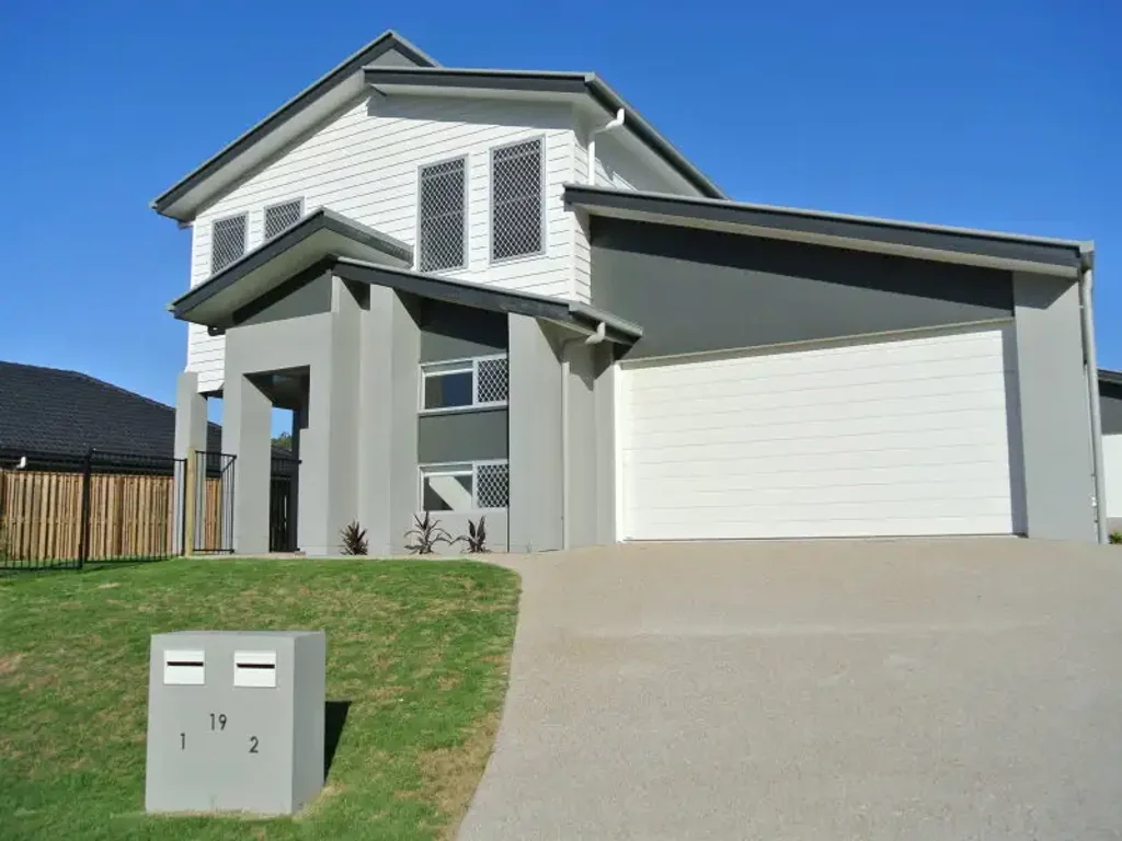 MODERN FOUR BEDROOM TOWNHOUSE