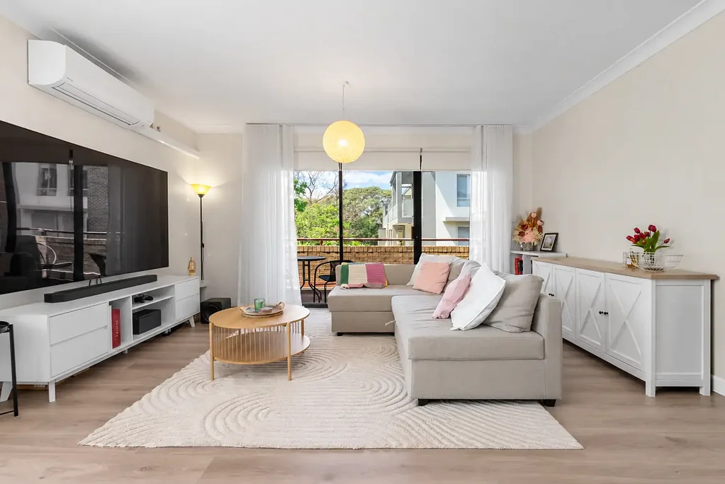 Riverwood 2कमरा Timeless Full-Brick Living in a Convenient Riverwood Setting
