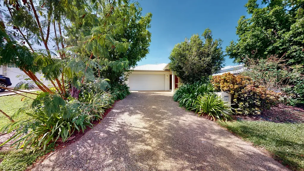 Spacious Family Home Located In a Quiet Street!