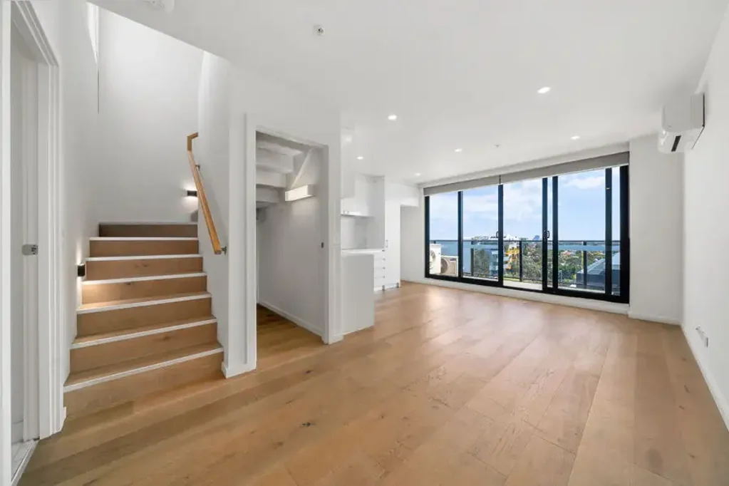 Brunswick 1房 Sydney Road绝佳位置 Smeg电器时尚厨房 主卧带步入式衣帽间 电车门口 公共交通便捷 Double Storey Gem at The Court House