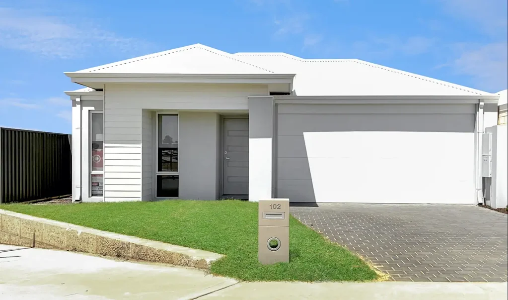 Light and Bright ! Gorgeous 4 x 2 Family Home. Be Quick !!