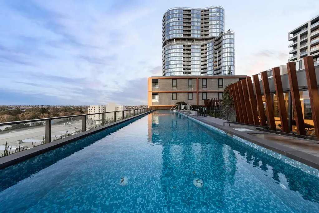 Moonee Ponds 4房 宽敞四卧联排  双层现代生活  石台面厨房  屋顶加热泳池  全设备健身房  地下安全停车  步行火车站  社区花园游乐 Double-Storey Designer Home in Prime Moonee Ponds
