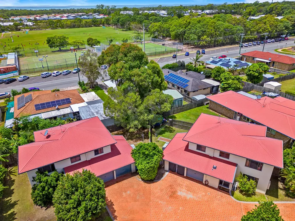 Torquay 6ਬੈੱਡਰੂਮ Two 3-Bedroom Townhouses all on One Title