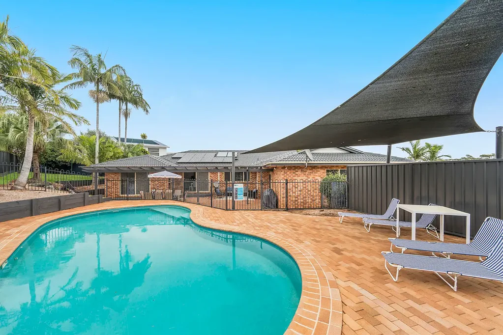 Port Macquarie 4房  Stunning Transformation of Lighthouse Beach Family Home