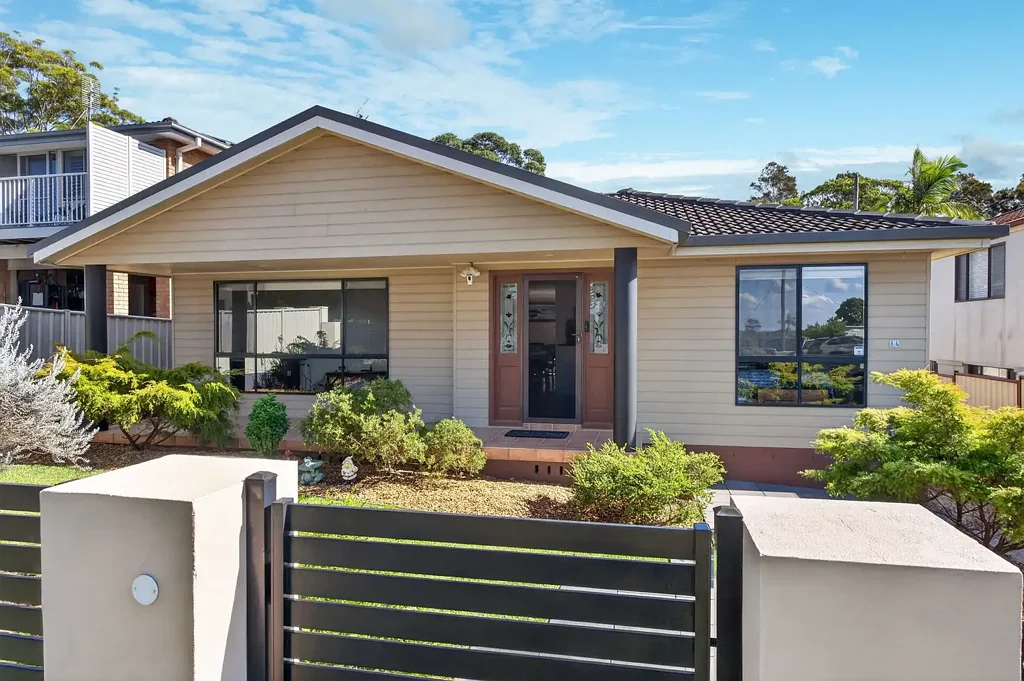 Berkeley Vale 4房  Huge 815.7m2 Lot Loaded With Potential – Gorgeous Family Home With Room For Everyone