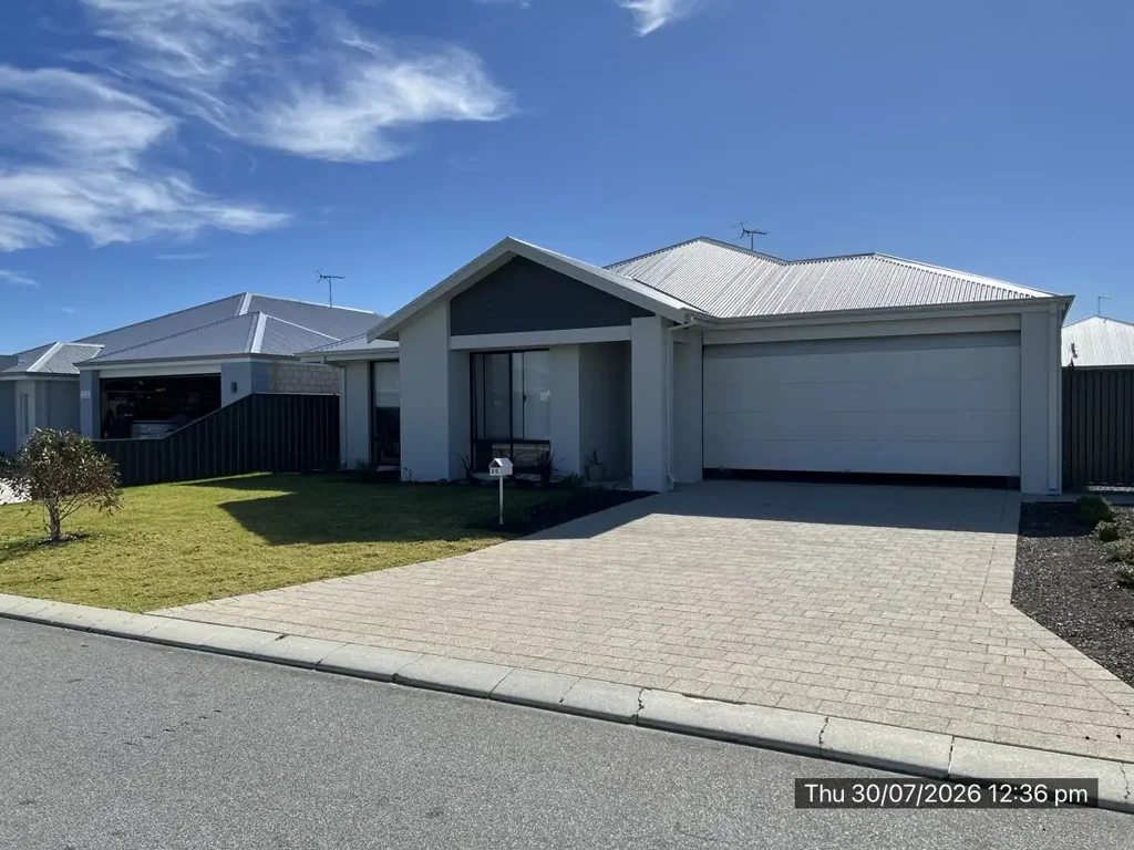 Near New 4x2 Coastal Home - Where Space meets the Seabreeze !