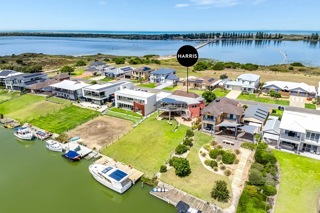 Hindmarsh Island 3 Bedroom Architectural artistry, aquatic serenity; it's a match made in Island heaven