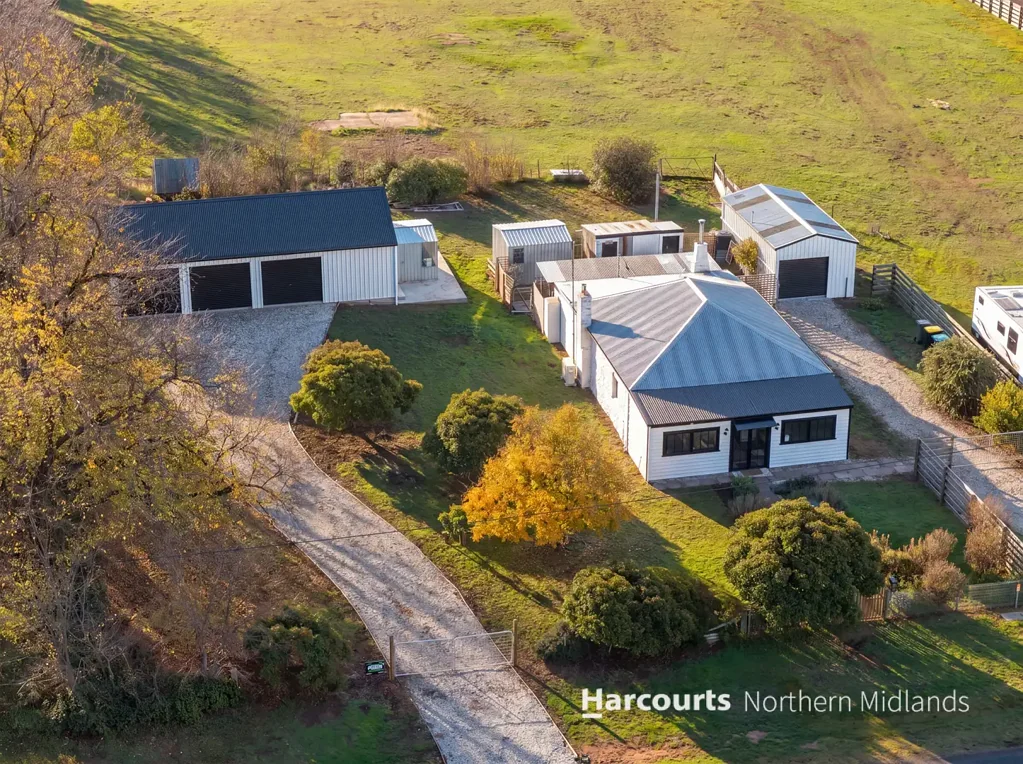 Campbell Town 2Moenga Charming Country Cottage on Over 7,200m²