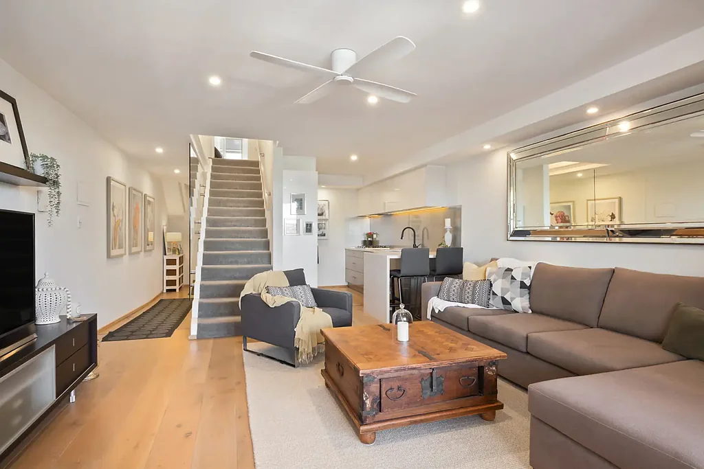 Balgowlah 2Kwarto Entry is via Hurstwaite Lane at the rear of the building