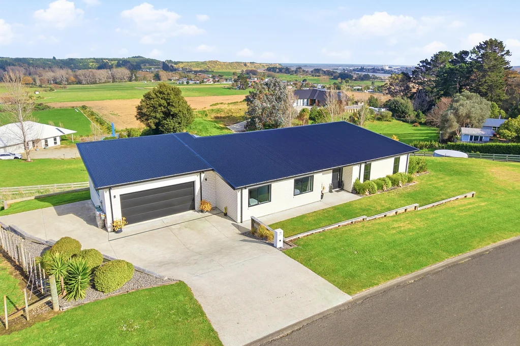 Putiki 3房  Views for days, comfort for life in Cracroft Drive