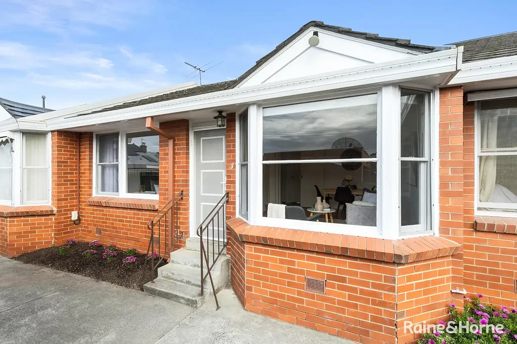 Moonee Ponds 2房 宽敞开放格局 现代厨房设备 私人庭院娱乐 邻近公园交通 蓝筹地段低维护 Stylish Villa with Character & Lifestyle Appeal!