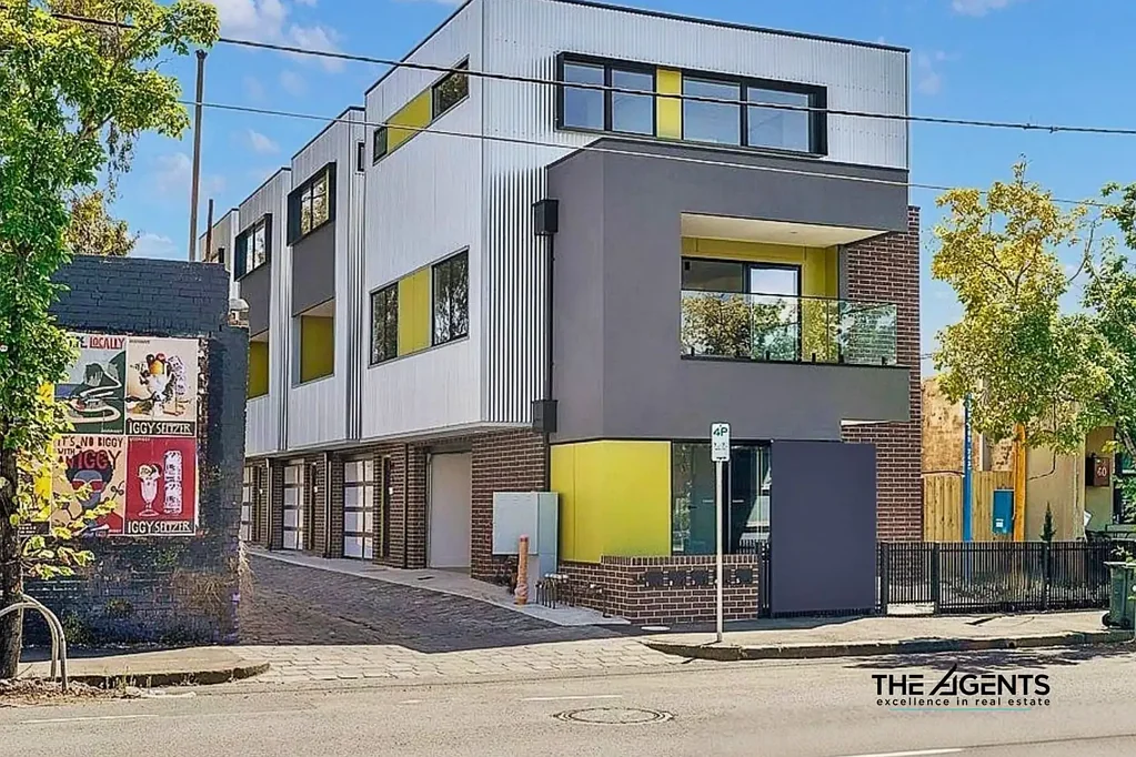 MODERN ARCHITECT- DESIGNED TOWNHOUSE IN THE HEART OF CLIFTON HILL