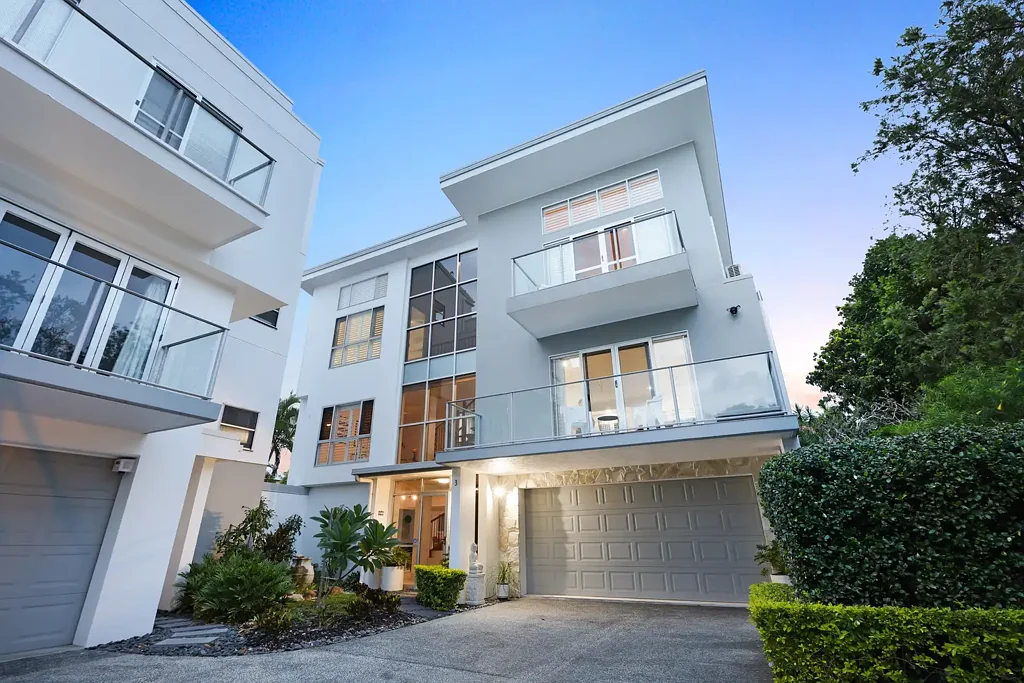 Runaway Bay 3 Bedroom Stand-alone Elegant Villa - Broadwater Views - Spacious and Private