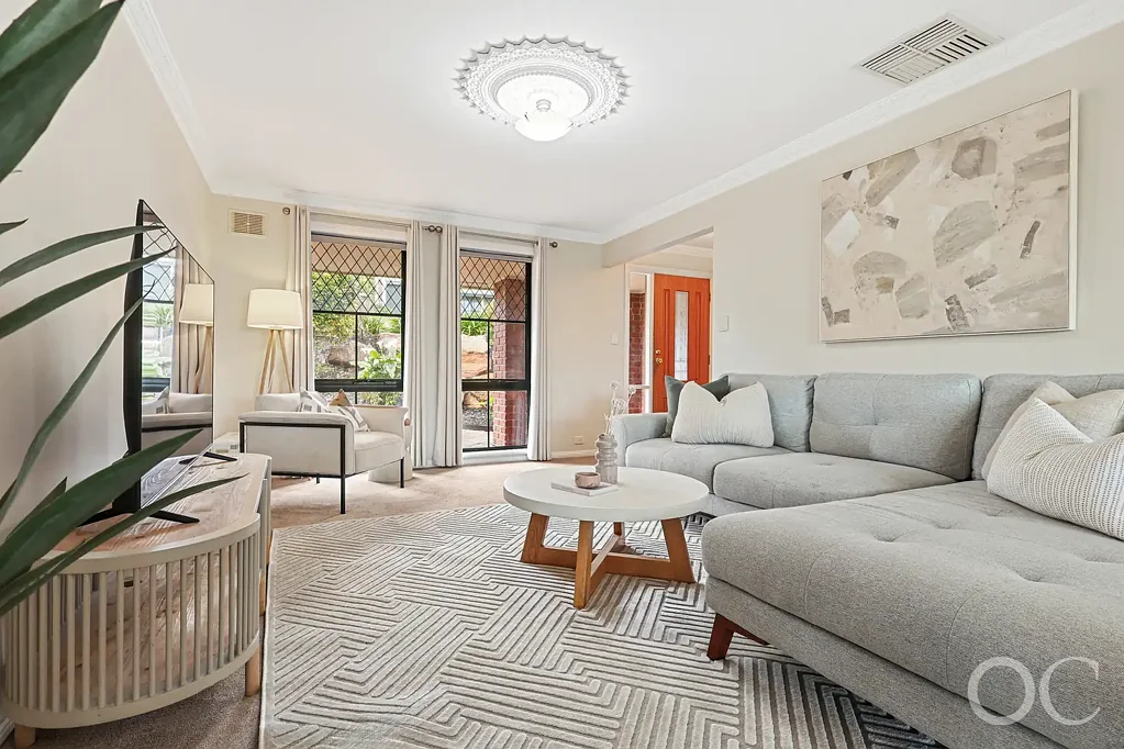 Hallett Cove 5房  Open the Door to Sea Views & Timeless Tudor Charm | Close the Door on Compromise