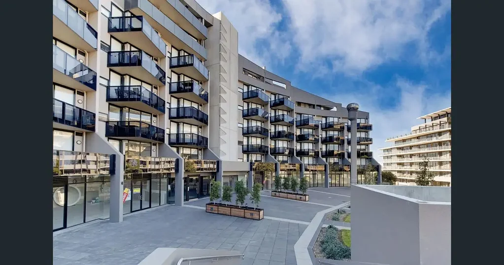 STUNNING CORNER APARTMENT - ONE BEDROOM WITH WRAP AROUND BALCONY