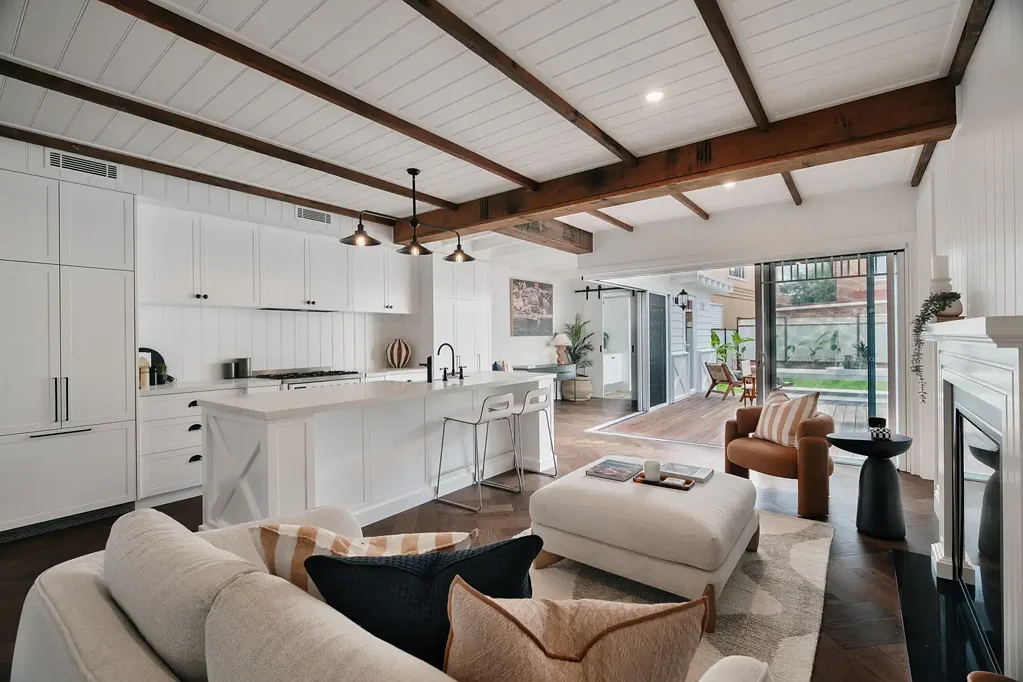 Booker Bay 3房  Timeless Hamptons Charm in an Elite Booker Bay Setting