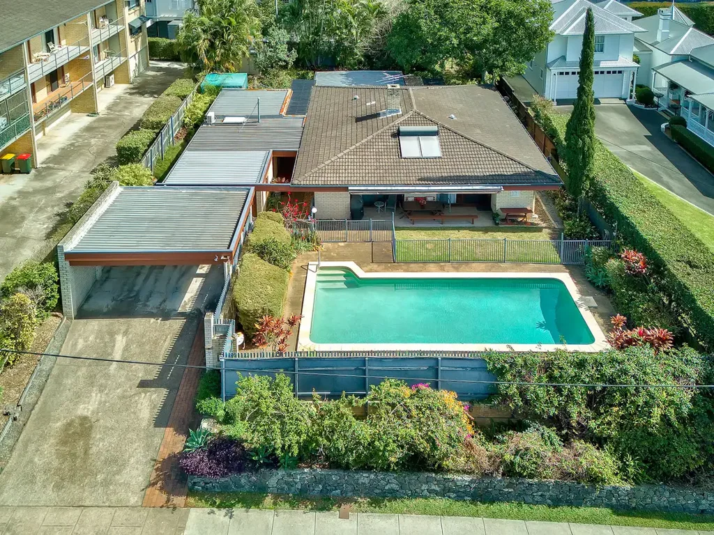 Clayfield 4房 优质再开发机会 - 1110平方米 HUGE 1110m2 WITH SO MANY OPTIONS !