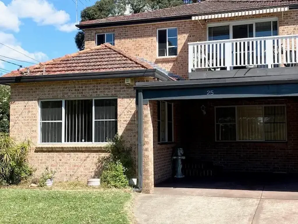FRESHLY PAINTED DUPLEX IN A GREAT LOCATION!!!