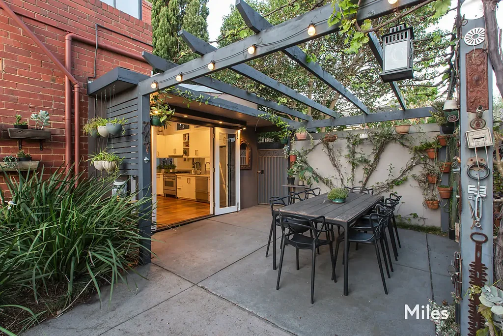 Ivanhoe 5房 1930年代经典住宅 五卧带衣帽间 开放式厨房优质电器 静谧私密 Ivanhoe核心地段 咖啡馆学校医院步行即达 中央供暖酒窖外停车 A Timeless Moderne Masterpiece in Ivanhoe