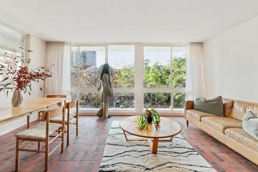 Refined harbour-fringe apartment, fully renovated