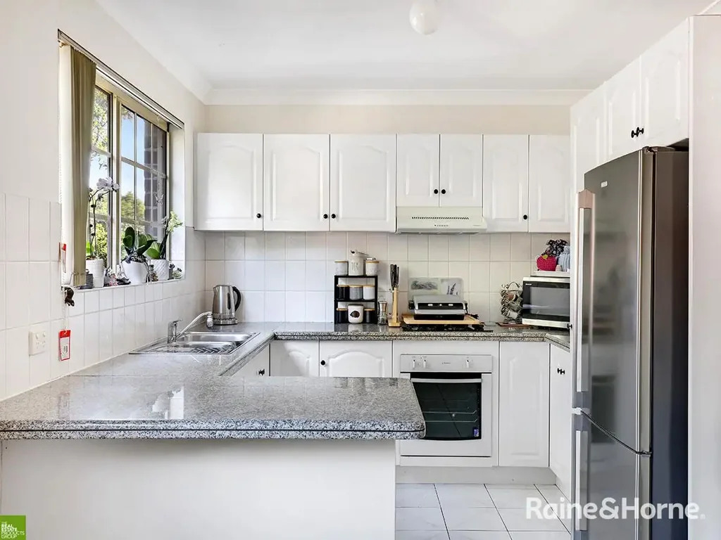 Wollongong 2 Slaapkamer Tri Level Townhouse With Double Lock Up Garage, Under 800 Metres to Pristine Beaches