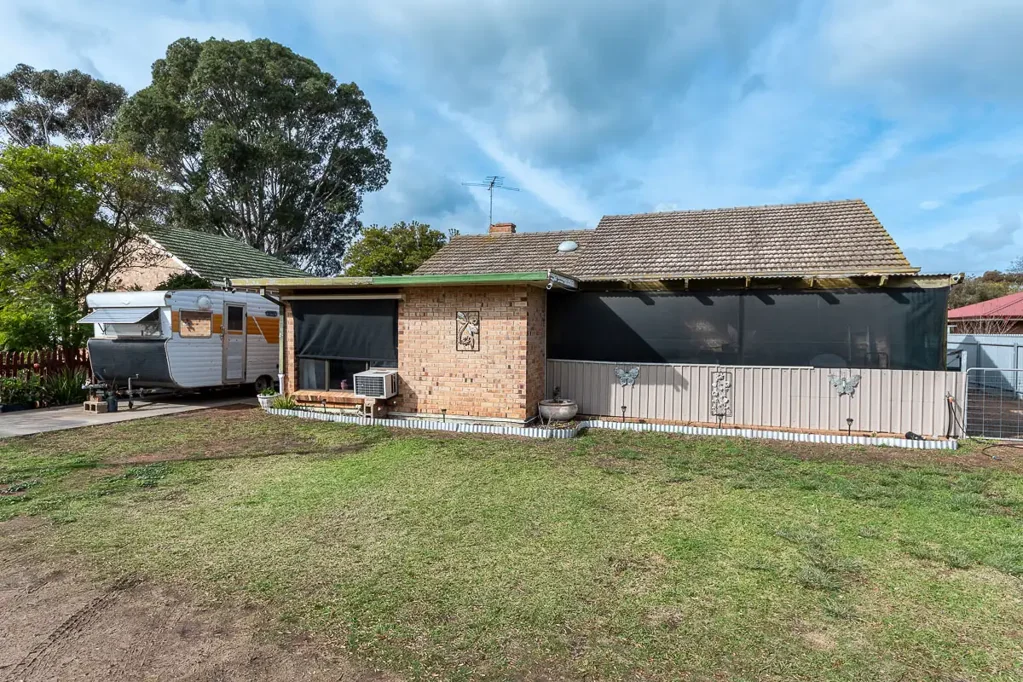 Murray Bridge 4 Bedroom 3 Bedroom Home plus sunroom
Great investment or family home