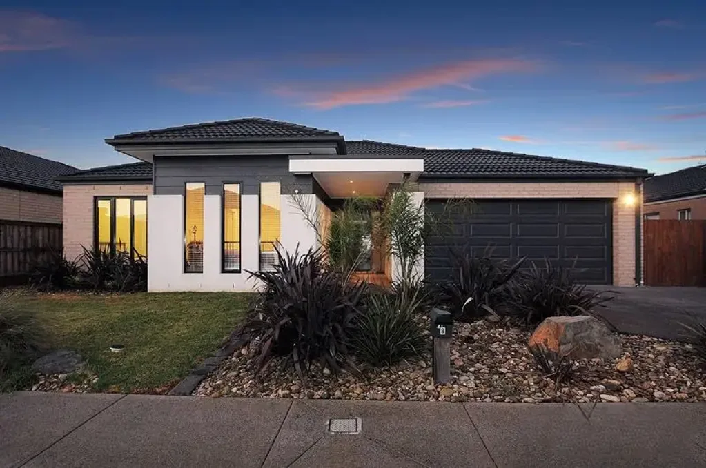 Versatile Family Living Close to Shops, Transport & Freeways!!