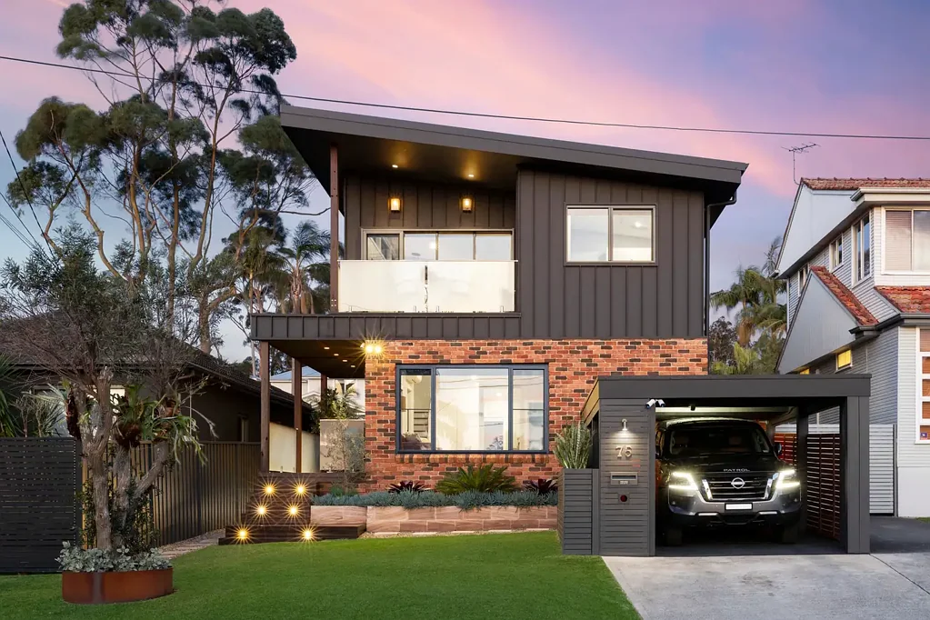 Collaroy Plateau 6 Bedroom Newly Renovated Modern Industrial Family Abode with Approved Self-Contained Accommodation
